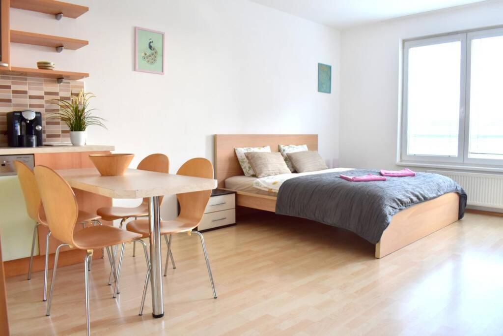 Modern Apartments - Airport 8Mins Prag Exteriör bild